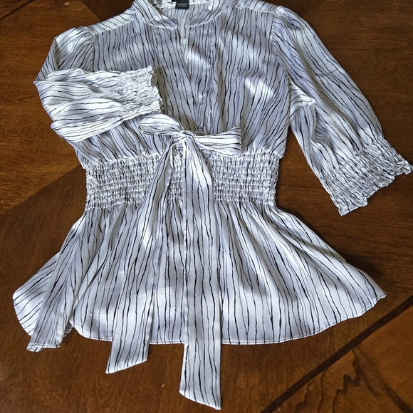 BCBG Maxazria Striped White and Black Women's Top. Size M - Picture 10 of 10